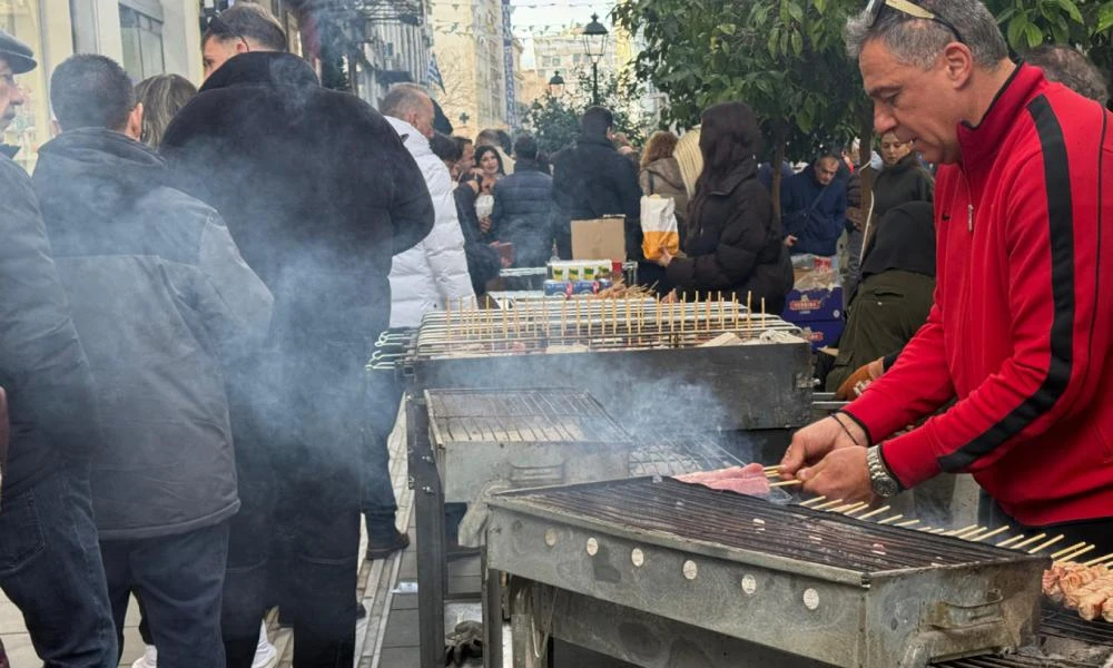 Θεσσαλονίκη: Μεγάλο υπαίθριο γλέντι στο κέντρο της πόλης με σουβλάκια και μουσική (βίντεο)